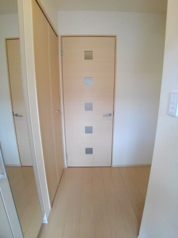 物件内観写真15　(収納もある玄関です)