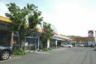 物件外観写真4　(マルナカ郷東店さんまで980m)