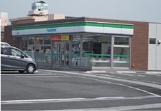 物件外観写真3　(ファミリーマート香南町由佐店様まで1100m)