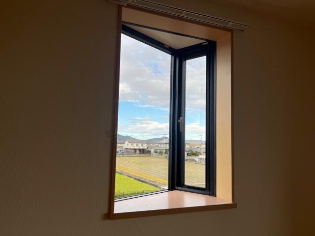 物件内観写真18　(出窓)