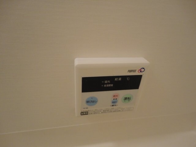 物件内観写真17　(バスの中の給湯パネル)
