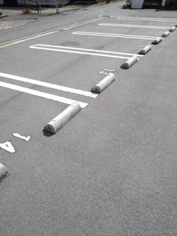 物件外観写真2　(駐車場に車を止められます)