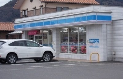 物件外観写真2　(ローソンさんまで220m)