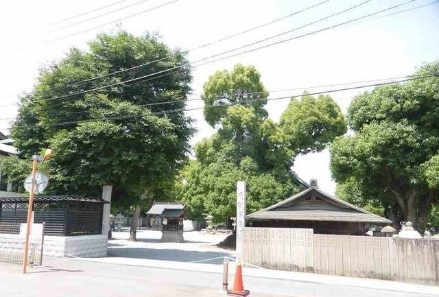 物件外観写真2　(石清尾八幡神社さんまで260m)