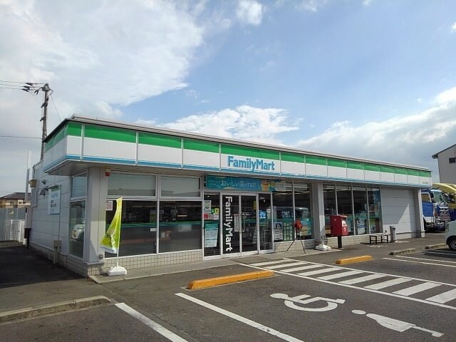 物件外観写真3　(ファミリーマートまで900m)