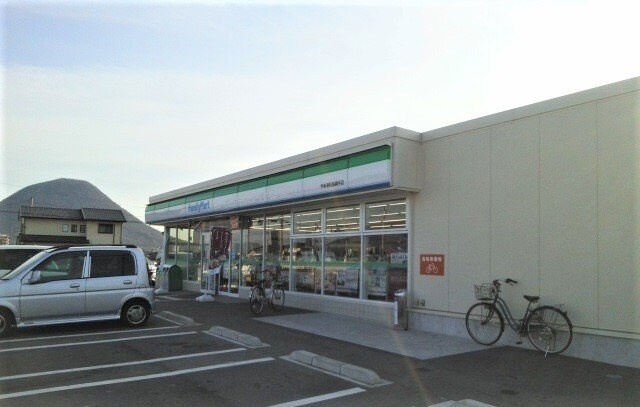 物件外観写真4　(ファミリーマート宇多津長縄手店まで110m)