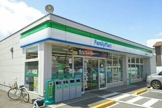 物件外観写真4　(ファミリーマート鶴市明見店さんまで450m)