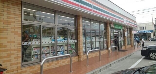 物件外観写真2　(セブンイレブンさんまで220m)