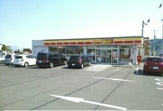 物件外観写真2　(デイリーヤマザキ 高松六条町店まで550m)