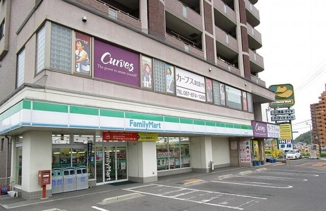 物件外観写真7　(ファミリーマートさんまで1100m)