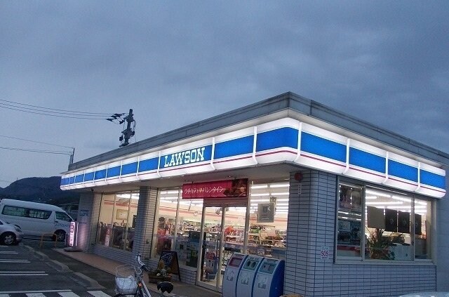 物件外観写真3　(ローソンさんまで90m)