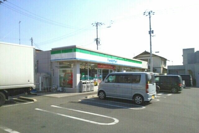 物件外観写真3　(ファミリーマート古高松店さんまで640m)