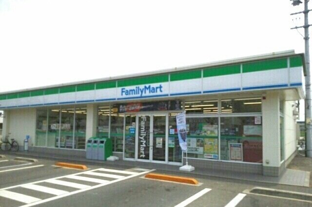 物件外観写真4　(ファミリーマートさんまで140m)