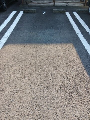 物件外観写真2　(駐車場があるので、車を買う予定の方も安心です)