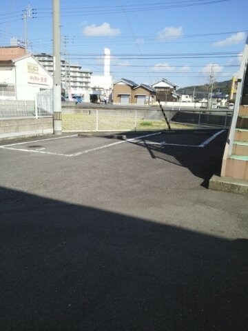 物件外観写真2　(駐車場があるので、車を買う予定の方も安心です)