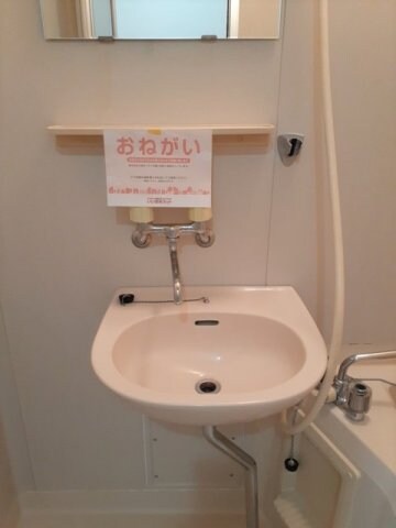 物件内観写真17　(明るい洗面所です)