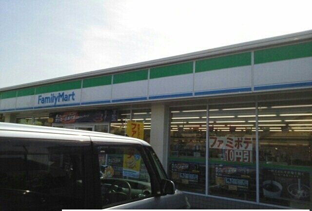 物件外観写真7　(ファミリーマートさんまで930m)