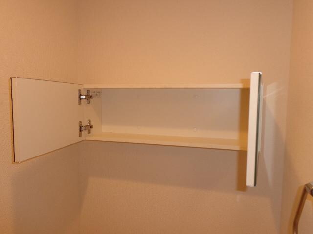 物件内観写真12　(トイレ収納)