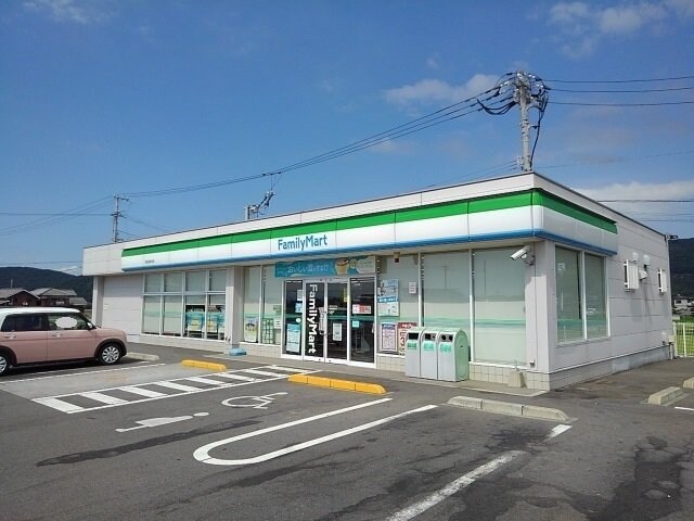 物件外観写真3　(ファミリーマート坂出加茂北店まで1400m)