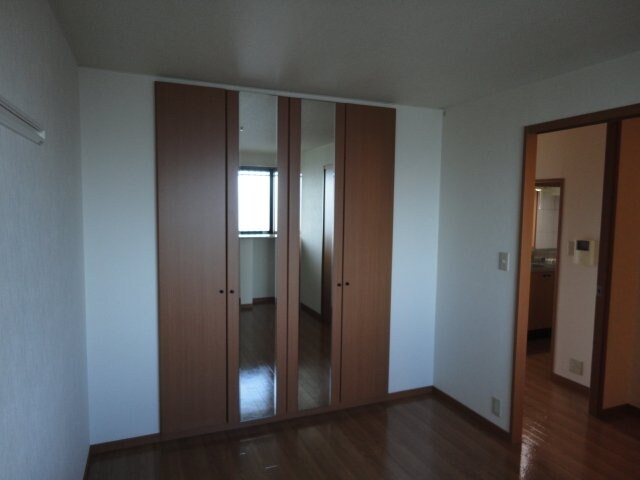 物件内観写真14　(西洋室クローゼット)