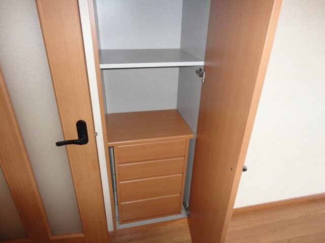物件内観写真18　(リビング収納)
