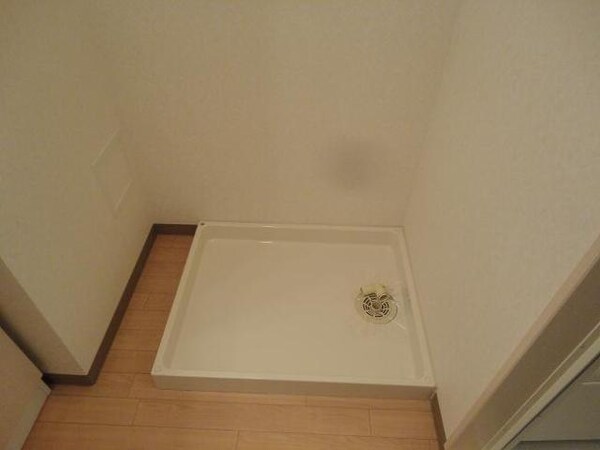 内装他(洗濯機置場)