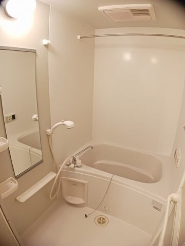 物件内観写真11　(きれいなお風呂です)