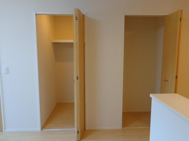 物件内観写真3　(リビングの収納)