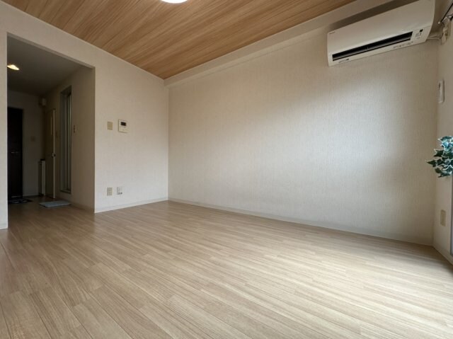 物件内観写真2　(他部屋参照)