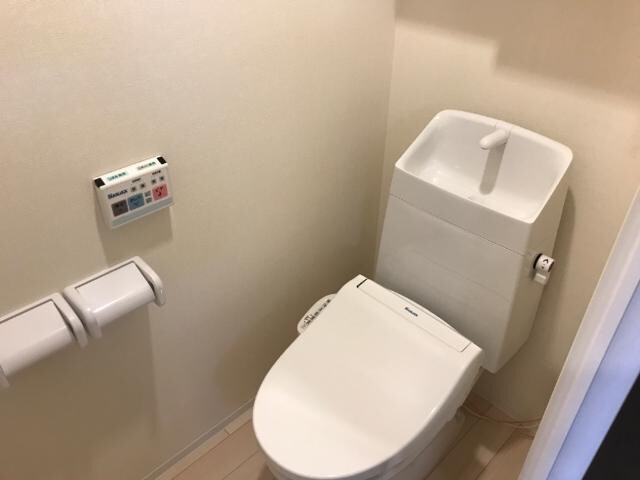 物件内観写真11　(シャワー付トイレ)