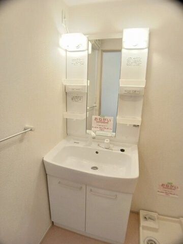 物件内観写真12　(明るい洗面所です)