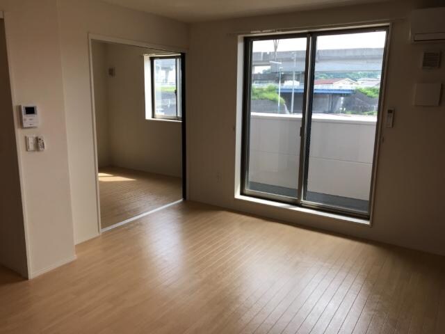 物件内観写真2　(リビング)