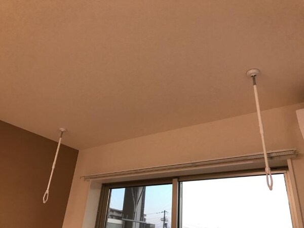内装他(洋室の室内物干し)