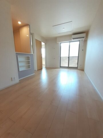 物件内観写真9　(ゆったりとした居間です)