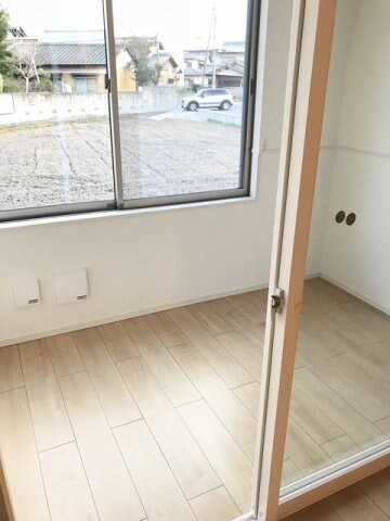 物件内観写真16　(暖かな日差しのふりそそぐバルコニー)