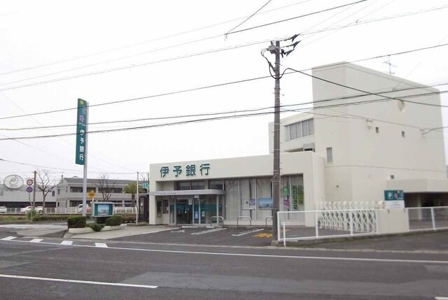 物件外観写真3　(伊予銀行高松東支店さんまで300m)