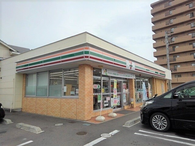 物件外観写真4　(セブンイレブン宇多津町平山店まで500m)