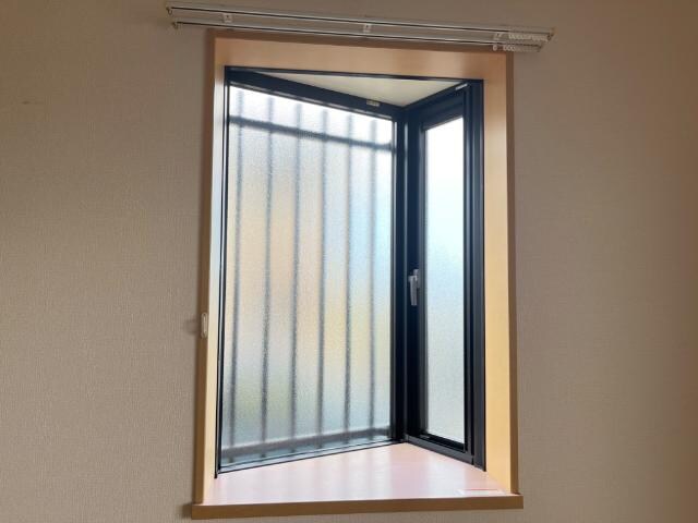 物件内観写真12　(出窓)