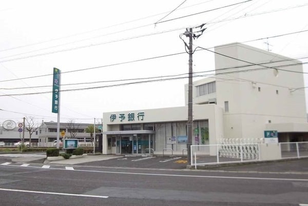 周辺環境(伊予銀行高松東支店さんまで300m)