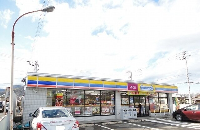 物件外観写真3　(ミニストップさんまで850m)