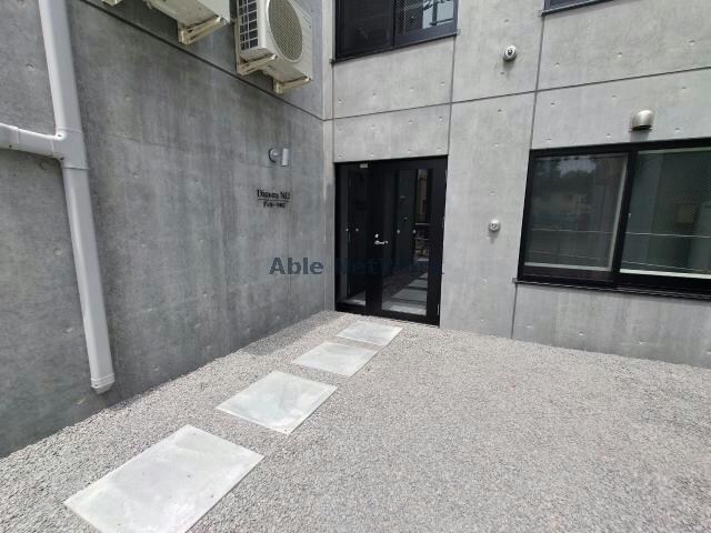 物件外観写真4　(南入口)