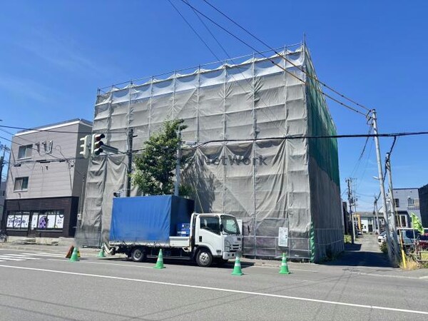 建築中