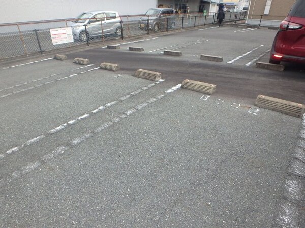 駐車場(総社市井手　グランパレＫ　1LDＫ　駐車場)