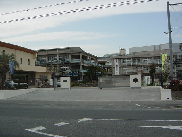 物件外観写真4　(葦高小学校まで240ｍ)