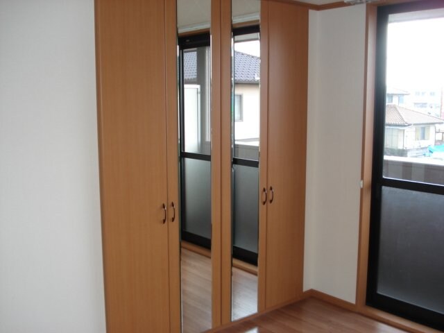 物件内観写真2　(収納)