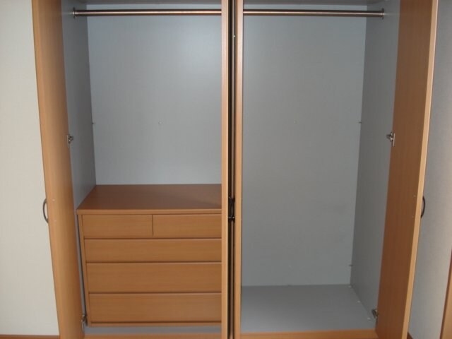 物件内観写真3　(収納内部)