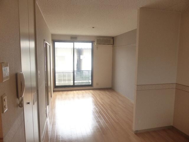 物件内観写真3　(リビング)