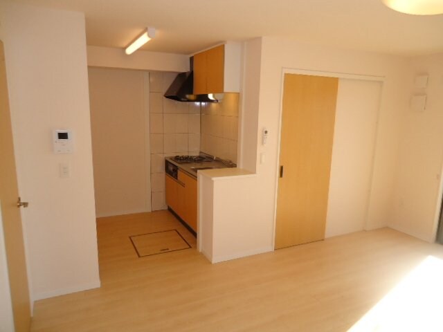 物件内観写真7　(洋室からキッチン)