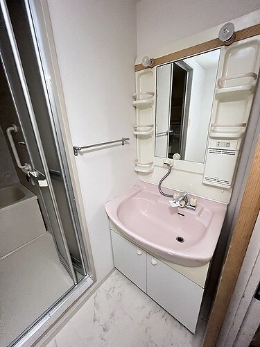 物件内観写真8　(洗面化粧台　※2023年10月撮影)