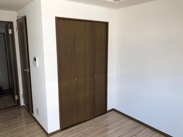 物件内観写真15　(洋室から収納)